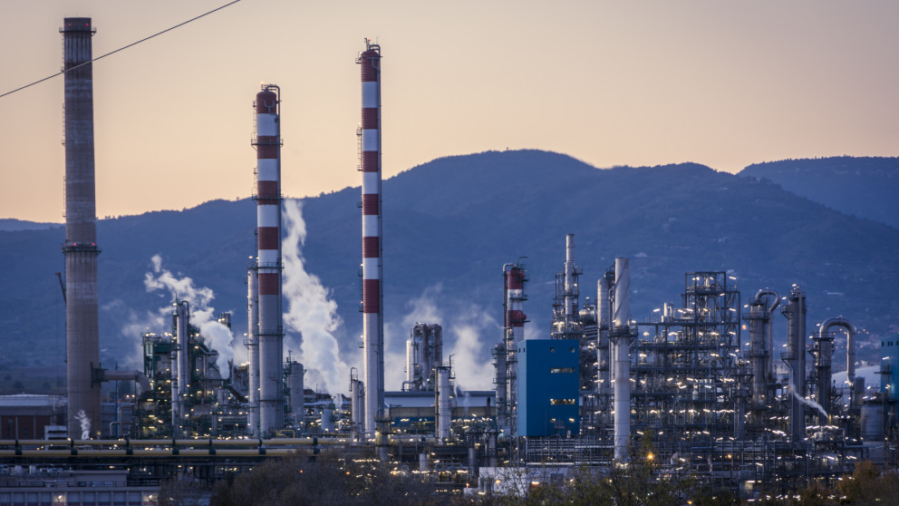 Carbon dioxide – a greenhouse gas emitted, for instance, in oil refineries – can be used as a raw material in industry. However, the process often consumes a lot of energy.
